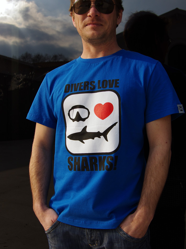 shop_divers_love_sharks_mc_H_bleu_noirBlancRouge_1_2